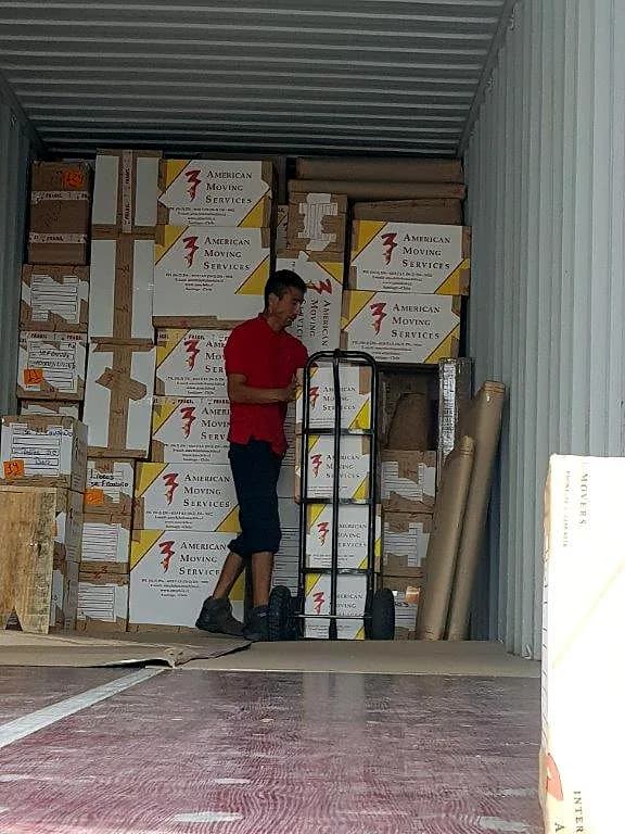 Operario de AMS cargando cajas con embalaje AMS en un contenedor