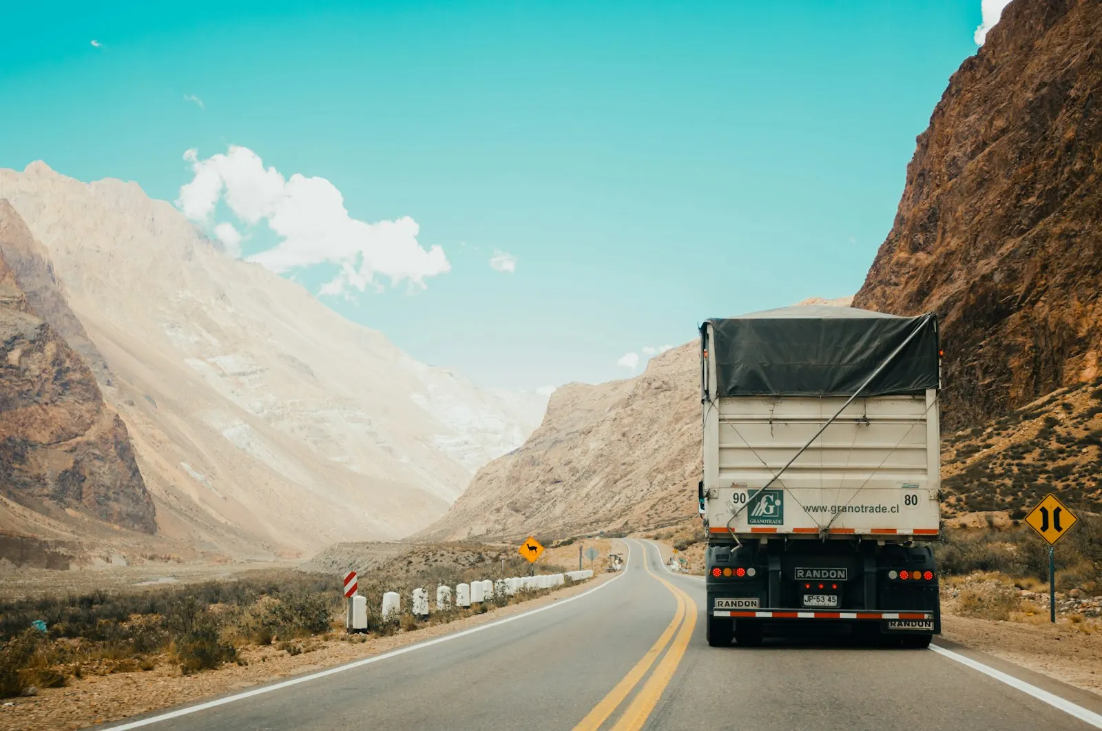 Camión de carga en una carretera de montaña